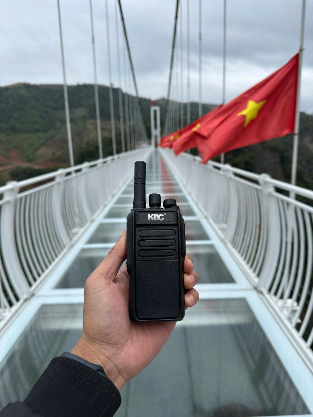 Bộ đàm Analog là gì? Nguyên lý hoạt động, ưu nhược điểm và ứng dụng
